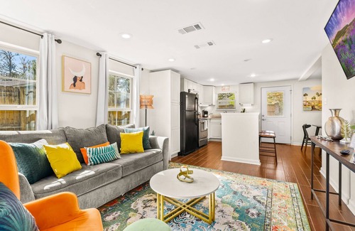 Mid City South House | Modern Grande Home! 3BR 2 Kitchens! Fenced Yard!
