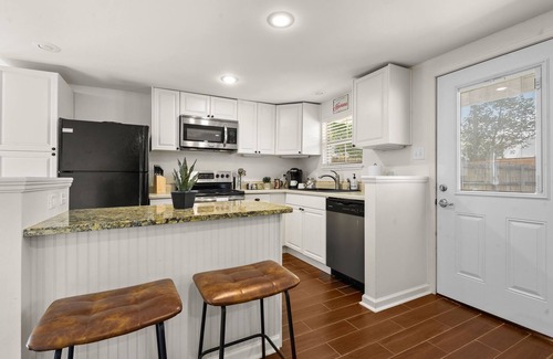 Mid City South House | Modern Grande Home! 3BR 2 Kitchens! Fenced Yard!