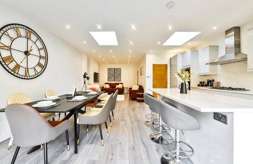 Tokyngton House | Modern Group & Family Stay near Wembley Stadium| Sleeps 9
