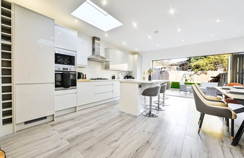 Tokyngton House | Modern Group & Family Stay near Wembley Stadium| Sleeps 9