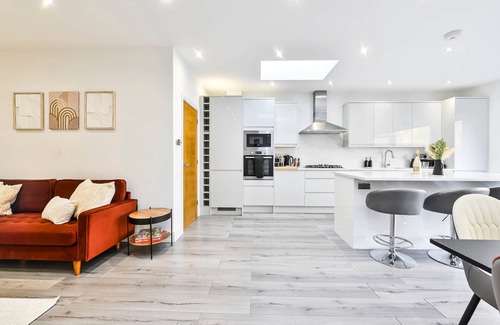 Tokyngton House | Modern Group & Family Stay near Wembley Stadium| Sleeps 9