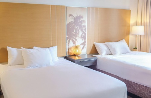 Waikiki Hotel | Modern Hawaiian Waikiki Studio - 2 Queen Beds - 5 min from beach
