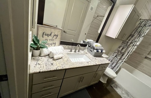Uptown Apartment | Modern Hidden Gem by Galleria