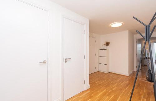 London Borough of Hounslow Apartment | Modern High-Floor 2BR with Terrace & Thames View