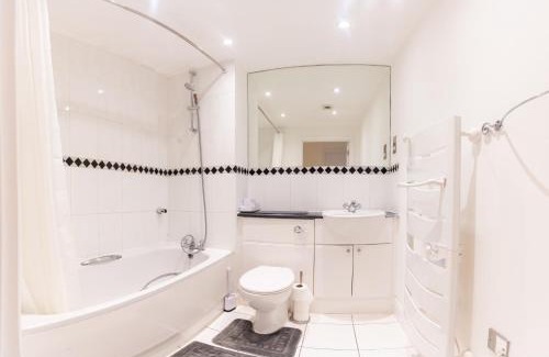 London Borough of Hounslow Apartment | Modern High-Floor 2BR with Terrace & Thames View