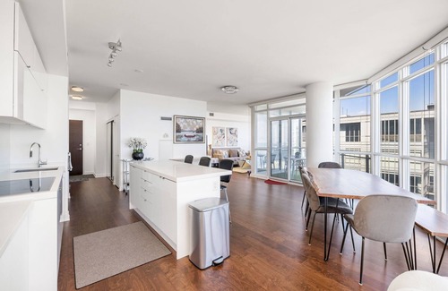 Bathurst Quay Apartment | Modern High-Rise Condo, Lake & City Views, Downtown Toronto