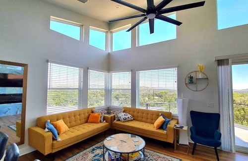 Jonestown House | Modern High-Rise Luxury Stay w/ Lake+Hill VIEWS