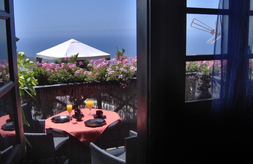 El Guincho Apartment | Modern holiday home with balcony with sea and mountain views - no Teide-view