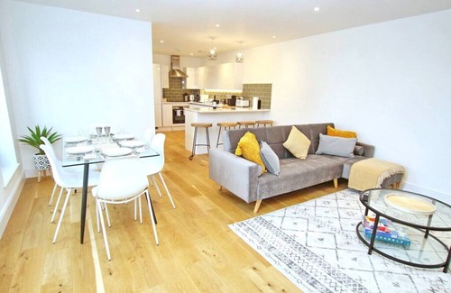 Worthing Apartment | Modern holiday apartment in Worthing with sea view