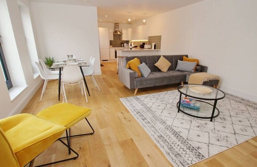 Worthing Apartment | Modern holiday apartment in Worthing with sea view