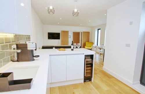 Worthing Apartment | Modern holiday apartment in Worthing with sea view