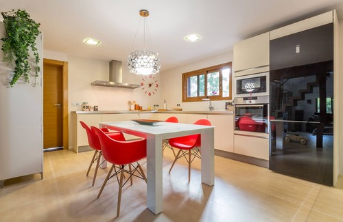 Buger Ski Chalet | Modern holiday home for 6 people with large pool