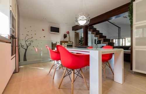 Buger Ski Chalet | Modern holiday home for 6 people with large pool
