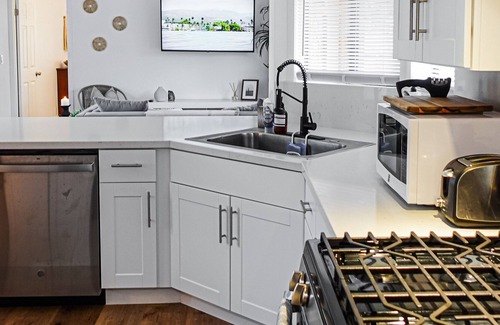 Mira Monte House | Modern home away from home