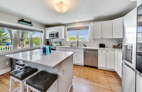 Como House | Modern Home, Fire Pit, Golf Cart Included, Dog Friendly, Sleeps 6