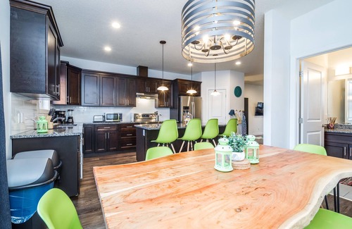 Northwest Edmonton House | ★Modern Home🌴Hot Tub&Patio☀️Central✔ Netflix⚡WiFi ✔ Sanitized