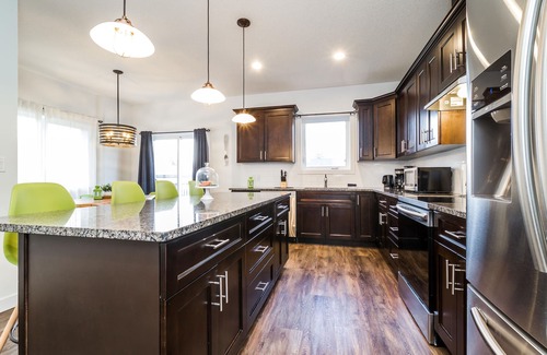 Northwest Edmonton House | ★Modern Home🌴Hot Tub&Patio☀️Central✔ Netflix⚡WiFi ✔ Sanitized