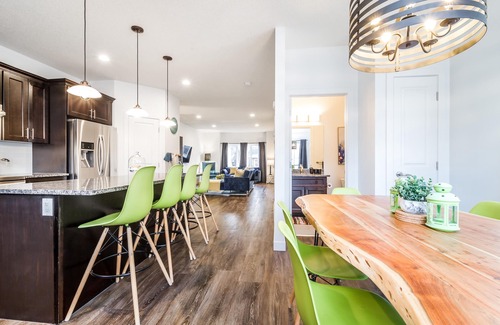 Northwest Edmonton House | ★Modern Home🌴Hot Tub&Patio☀️Central✔ Netflix⚡WiFi ✔ Sanitized