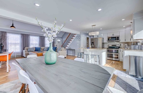 Tobyhanna House | Modern Home in ❤️ Poconos Camelback Lake 🎣 🏊‍♂️ 🎱