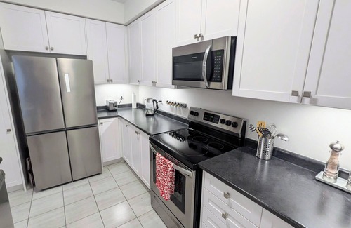 Newmarket House | Modern home in prime Newmarket location close to mall, transit and trails