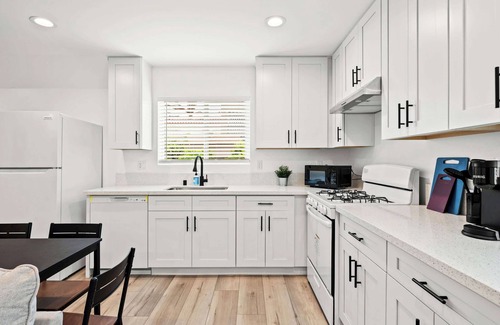 Alhambra Apartment | Modern Home near Pasadena Garage & Full Kitchen