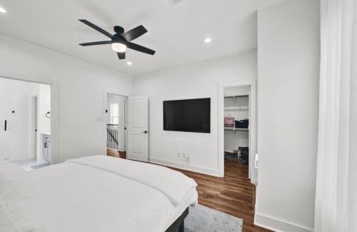 North Houston House | Modern Home Suite, 2BR, Office, Near Galleria