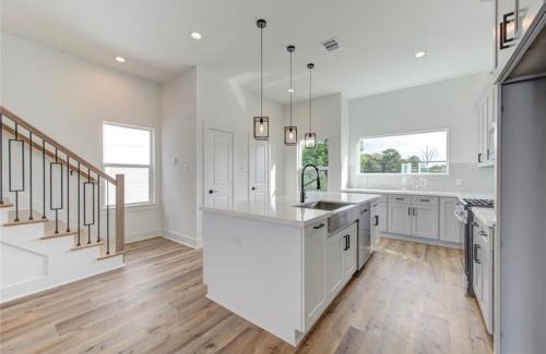 North Houston House | Modern Home Suite, 2BR, Office, Near Galleria