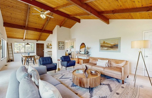 Groveland House | Modern home w/peekaboo lake views, close to marina, two fireplaces, & WiFi