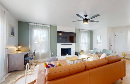Scofield Farms House | Modern home with an enclosed backyard with wood fire pit in North Austin