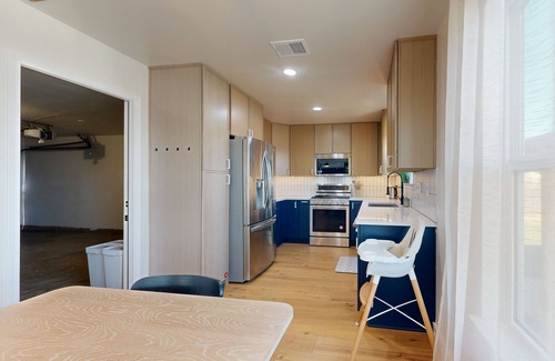 Scofield Farms House | Modern home with an enclosed backyard with wood fire pit in North Austin