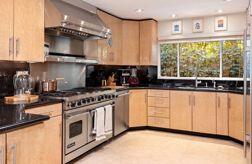 Vista Las Palmas House | Modern Home with Private Pool and Hot Tub!