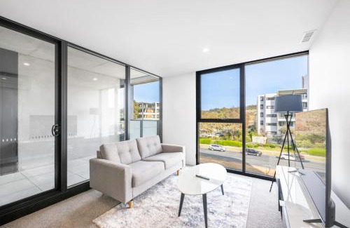 Phillip Apartment | Modern Homy 1B1B APT Pool Gym Cinema Westfield Cafe