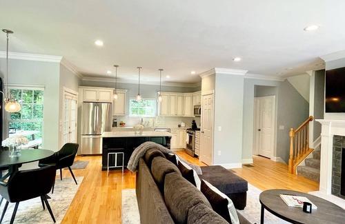Clifton House | Modern House in Clifton Gaslight - 3 BR 3BA with Walkable Shops and Restaurants