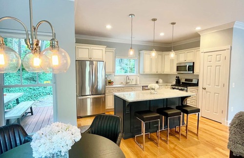 Clifton House | Modern House in Clifton Gaslight - 3 BR 3BA with Walkable Shops and Restaurants