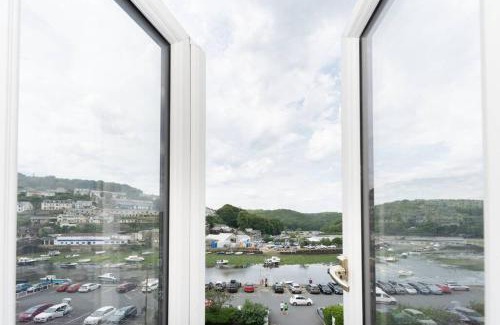 Looe House | Modern House in Looe, Near Beach and Bars with Great Views and free access to a nearby Indoor Swimming Pool