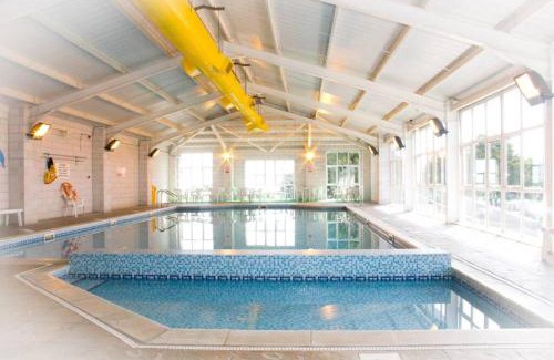 Looe House | Modern House in Looe, Near Beach and Bars with Great Views and free access to a nearby Indoor Swimming Pool