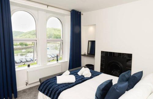 Looe House | Modern House in Looe, Near Beach and Bars with Great Views and free access to a nearby Indoor Swimming Pool
