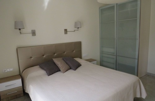 Les Tres Cales Ski Chalet | Modern house near the beach with private pool!