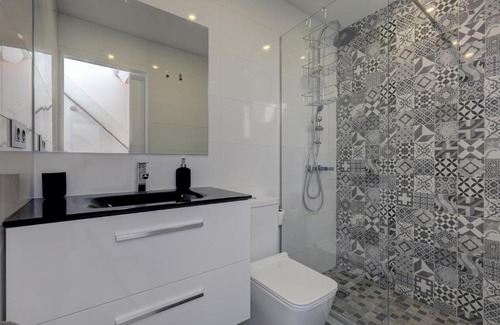 New Golden Mile Apartment | Modern house only a 3 minute walk to the beach.