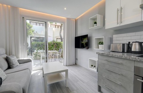 New Golden Mile Apartment | Modern house only a 3 minute walk to the beach.
