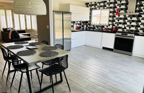 Paradise House | Modern! - Just Remodeled! - Close to Everything! - Pet Friendly! -