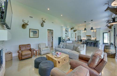Kennard House | Modern Kennard Cabin with 3 Casitas - Walk to Pond!
