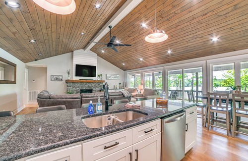 New Concord House | Modern Kentucky Lake Home w/Deck, Dock, View