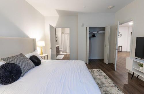 Downtown Wilmington Apartment | Modern King Suite Downtown Walkable Pool & Gym