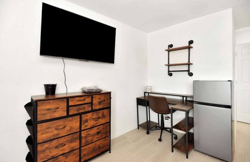 Daytona Beach Shores Apartment | Modern King Suite Steps to Daytona Beach - Room 10