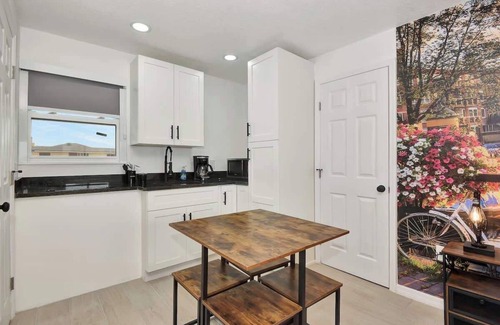 Daytona Beach Shores Apartment | Modern King Suite Steps to Daytona Beach - Room 10