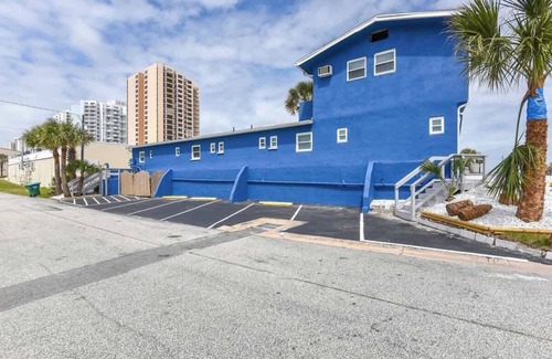 Daytona Beach Shores Apartment | Modern King Suite Steps to Daytona Beach - Room 10