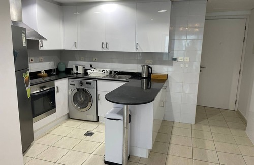 Jumeirah Lake Towers Apartment | Modern Lake View 1 Bedroom Apt in JLT