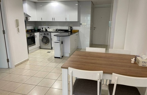 Jumeirah Lake Towers Apartment | Modern Lake View 1 Bedroom Apt in JLT