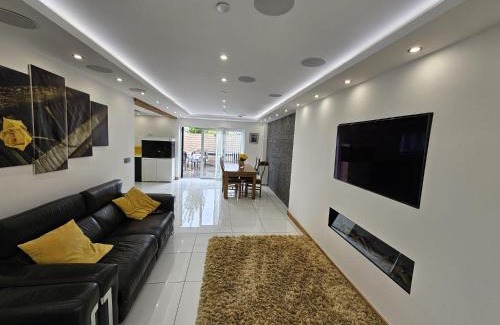 St George House | Modern Large 4-Bed Property sleeps 10 in Abergele